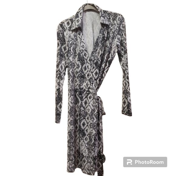 Romeo & Juliet Couture  Women's BLACK AND WHITE Pattern Wrap Dress Sz M - Picture 5 of 6